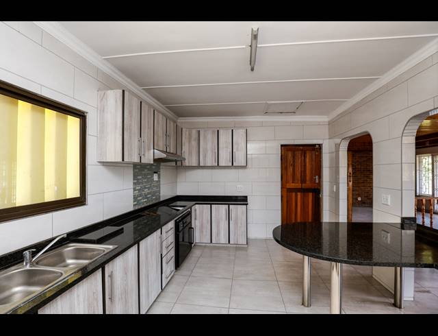 7 BEDROOM HOUSE FOR SALE IN AVOCA